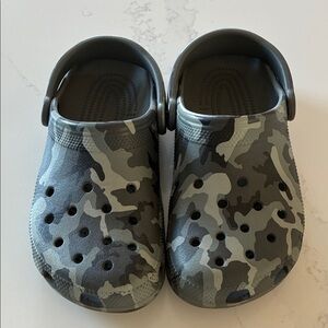 CROCS Kids Camo Slippers in Gray and Black